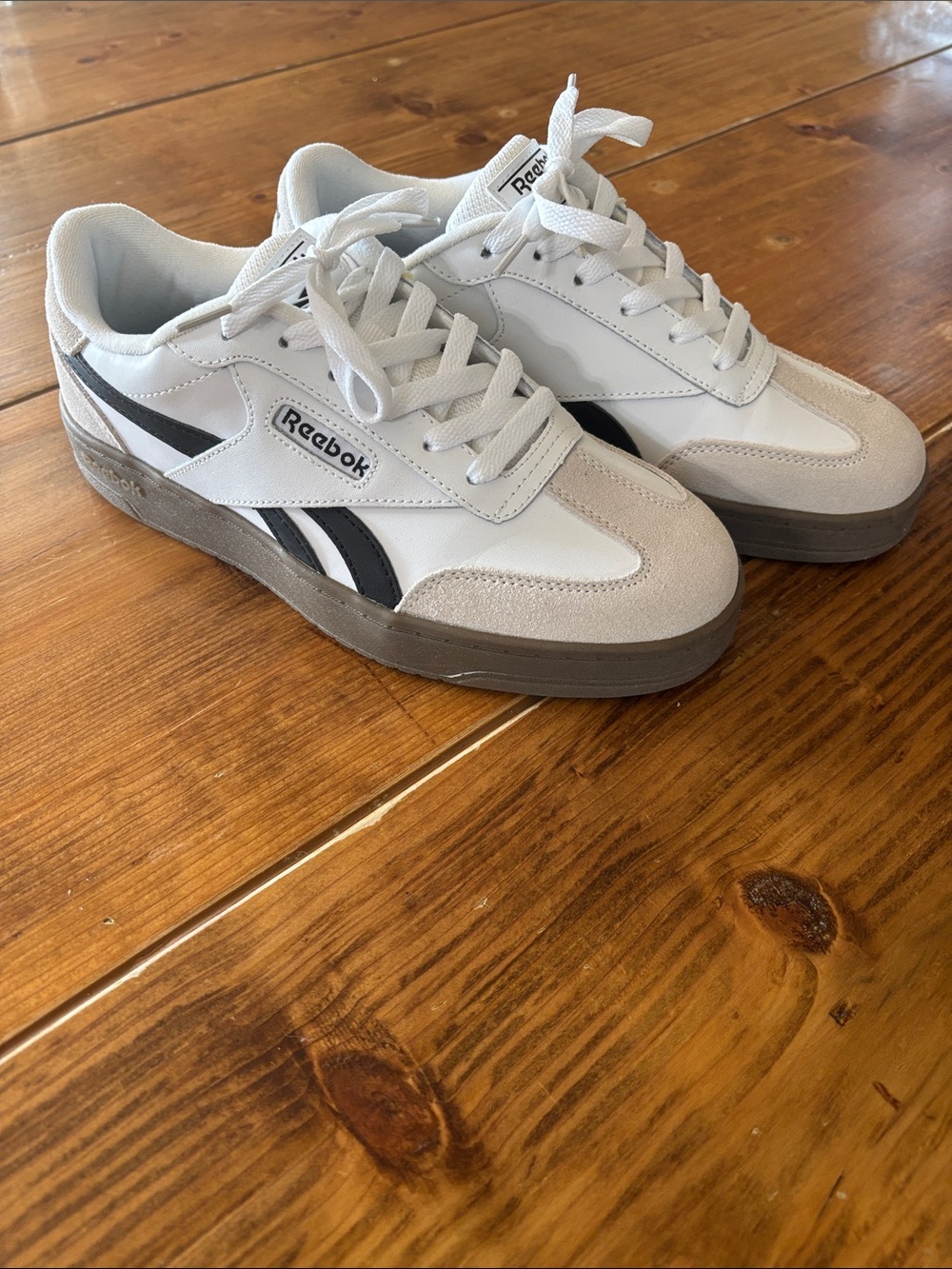 Reebok women’s Classic White & Black Casual Sneaker